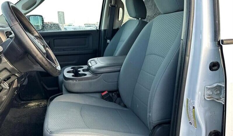 
								2017 Ram 1500 ST 5.7L Hemi Crew Cab 4X4 full									