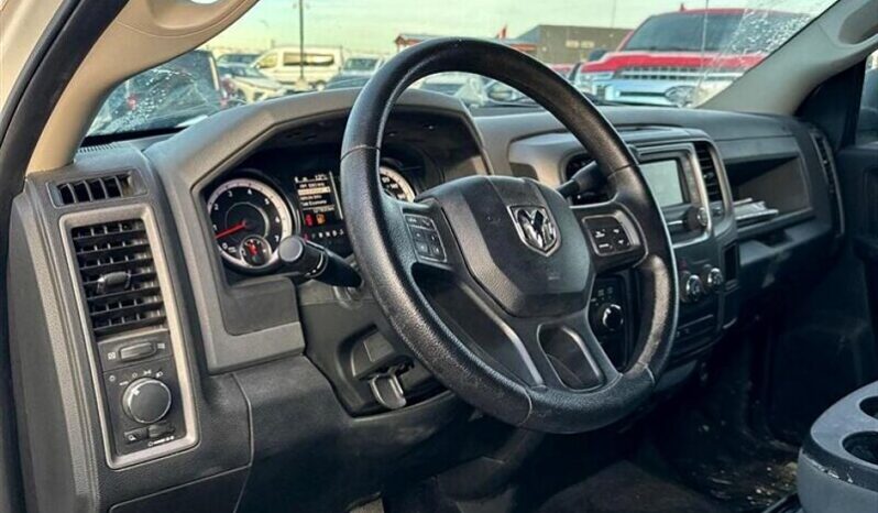 
								2017 Ram 1500 ST 5.7L Hemi Crew Cab 4X4 full									