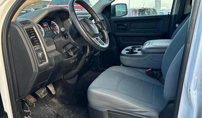 
								2017 Ram 1500 ST 5.7L Hemi Crew Cab 4X4 full									
