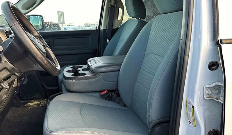 
								2017 Ram 1500 ST 5.7L Hemi Crew Cab 4X4 full									