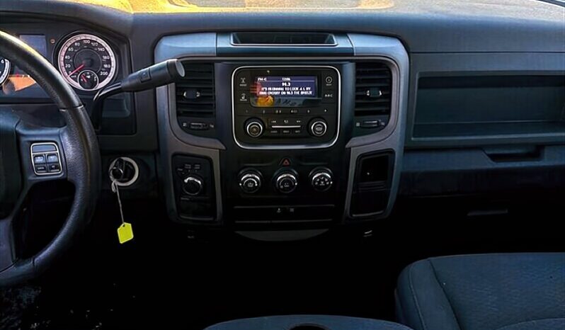 
								2016 Ram 1500 ST 5.7L Hemi Crew Cab 4X4 full									