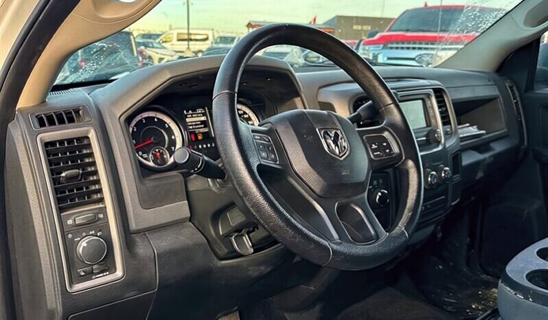 
								2017 Ram 1500 ST 5.7L Hemi Crew Cab 4X4 full									