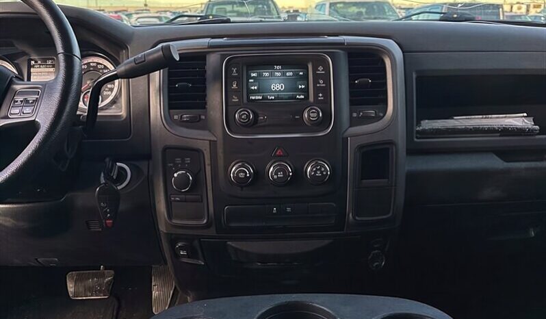 
								2017 Ram 1500 ST 5.7L Hemi Crew Cab 4X4 full									