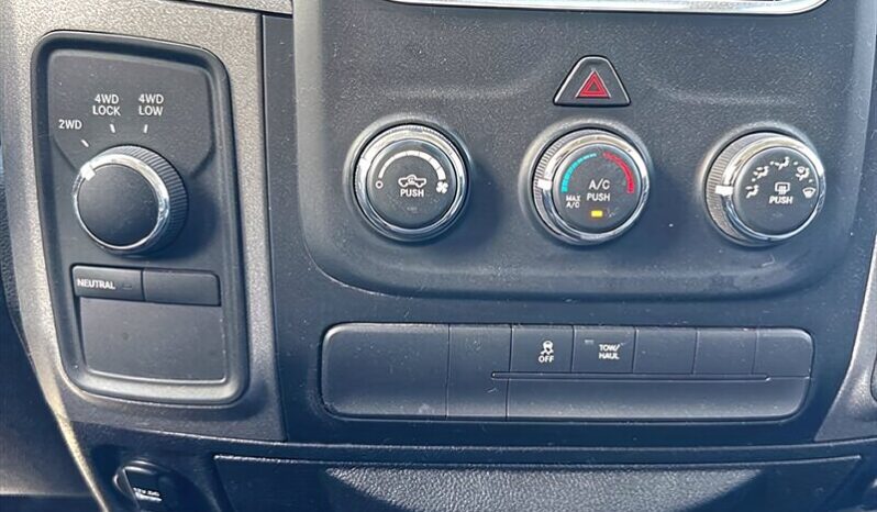 
								2017 Ram 1500 ST Ext. Cab 5.7L Hemi 4X4 full									