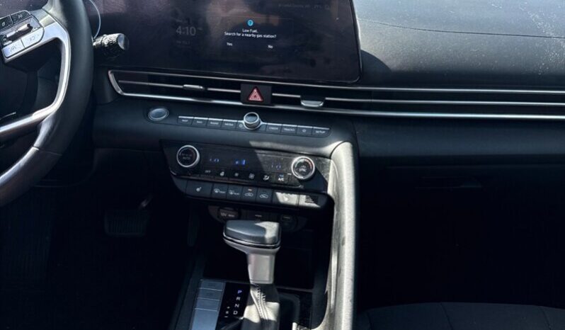 
								2023 Hyundai Elantra Preferred full									