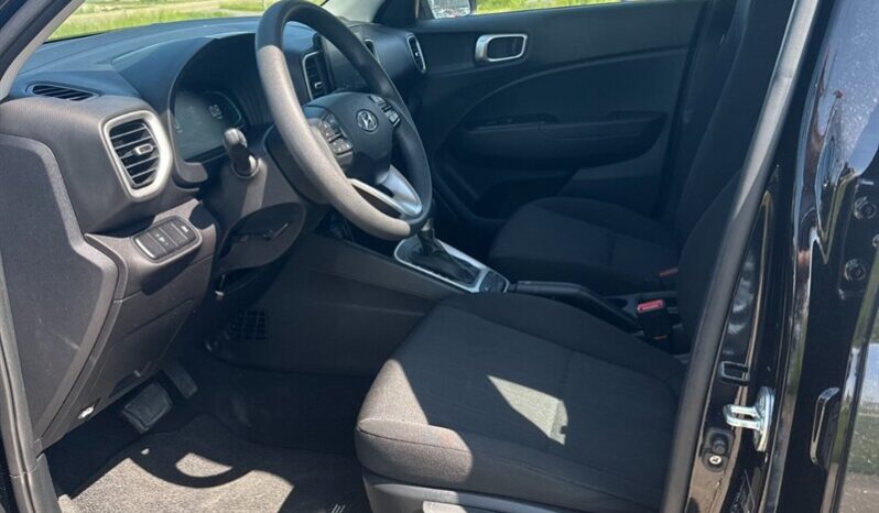 
								2023 Hyundai Venue Essential full									