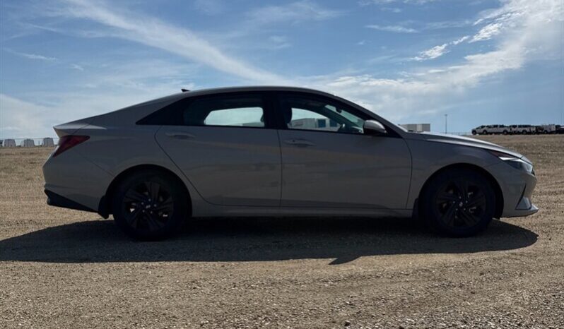 
								2023 Hyundai Elantra Preferred full									