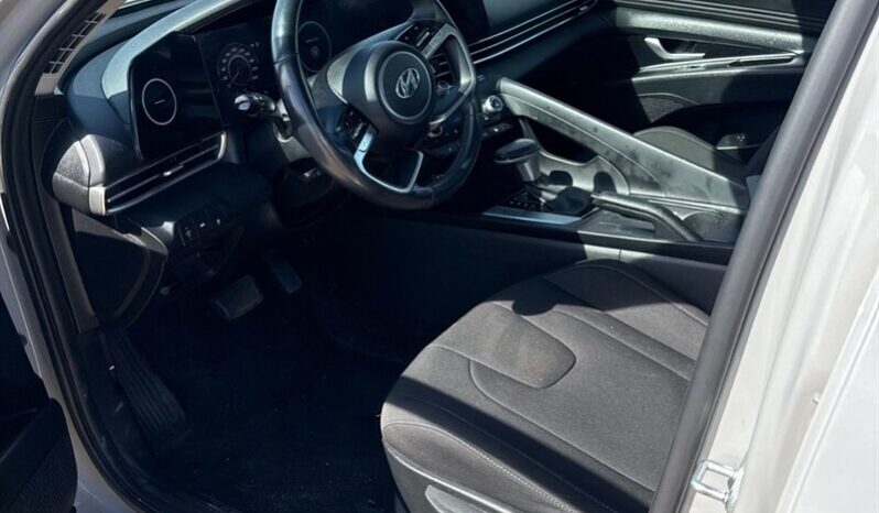 
								2023 Hyundai Elantra Preferred full									
