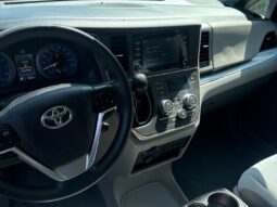 
										2020 Toyota Sienna LE full									