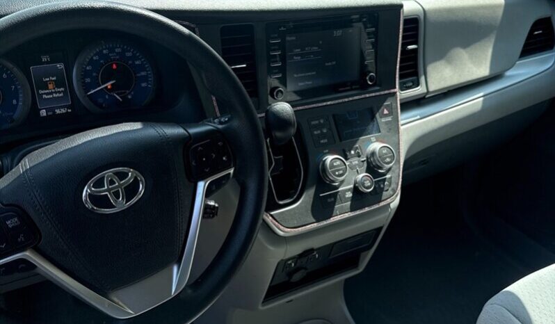 
								2020 Toyota Sienna LE full									