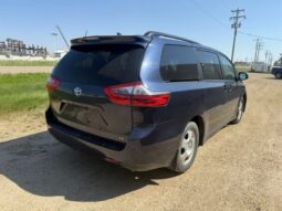 
										2020 Toyota Sienna LE full									