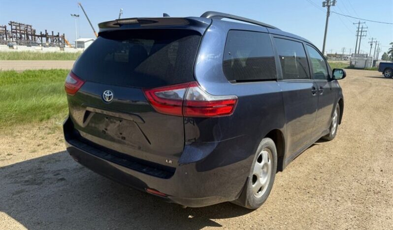 
								2020 Toyota Sienna LE full									