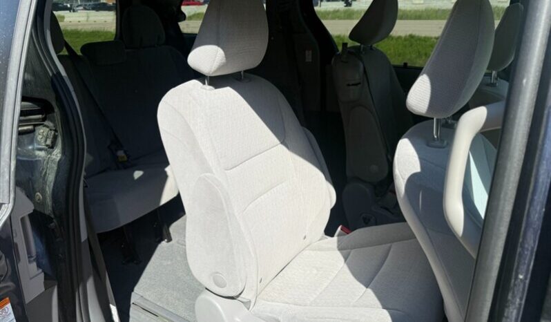 
								2020 Toyota Sienna LE full									