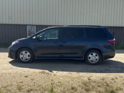 
										2020 Toyota Sienna LE full									