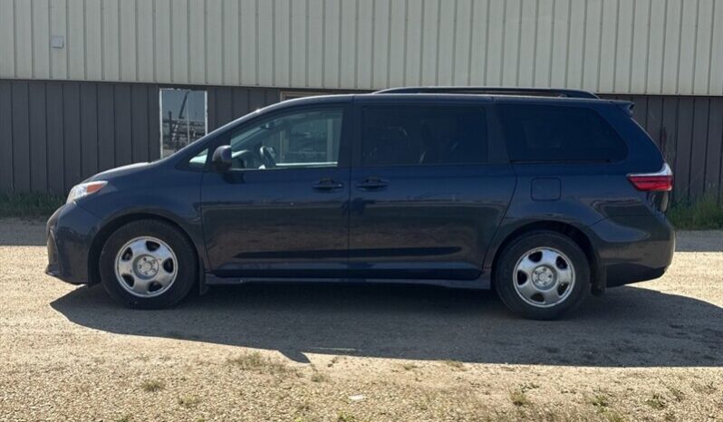 
								2020 Toyota Sienna LE full									