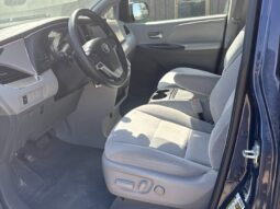 
										2020 Toyota Sienna LE full									