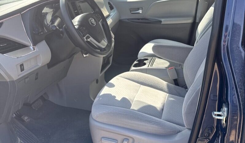 
								2020 Toyota Sienna LE full									
