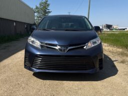 
										2020 Toyota Sienna LE full									