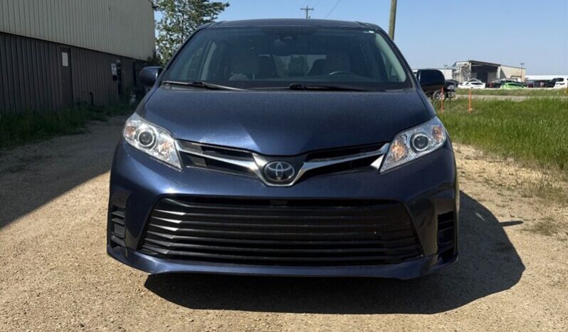 
								2020 Toyota Sienna LE full									