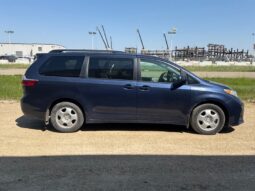 
										2020 Toyota Sienna LE full									