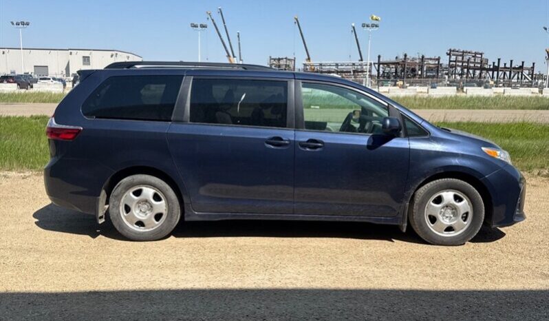 
								2020 Toyota Sienna LE full									