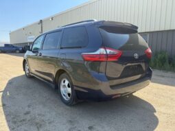 
										2020 Toyota Sienna LE full									