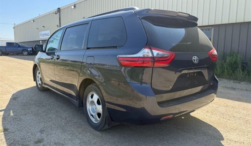 
								2020 Toyota Sienna LE full									