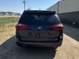 
										2020 Toyota Sienna LE full									