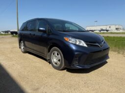 
										2020 Toyota Sienna LE full									