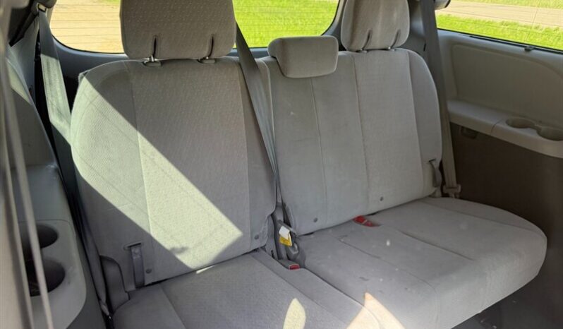 
								2020 Toyota Sienna LE full									