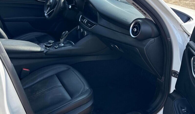 
								2017 Alfa Romeo Giulia Q4 AWD full									