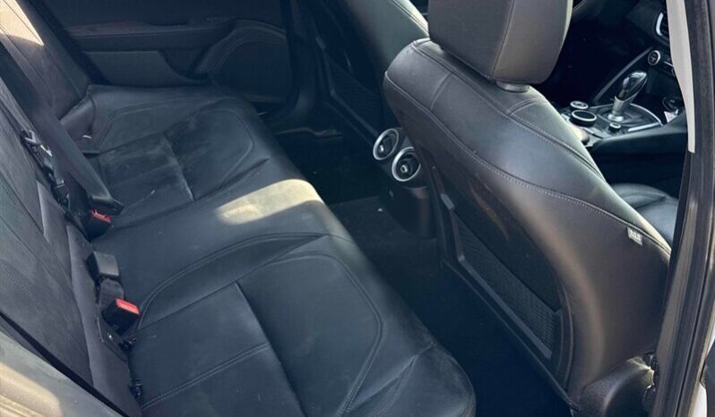 
								2017 Alfa Romeo Giulia Q4 AWD full									