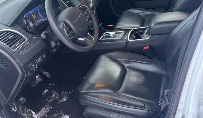 
								2023 Chrysler 300 Touring L AWD full									