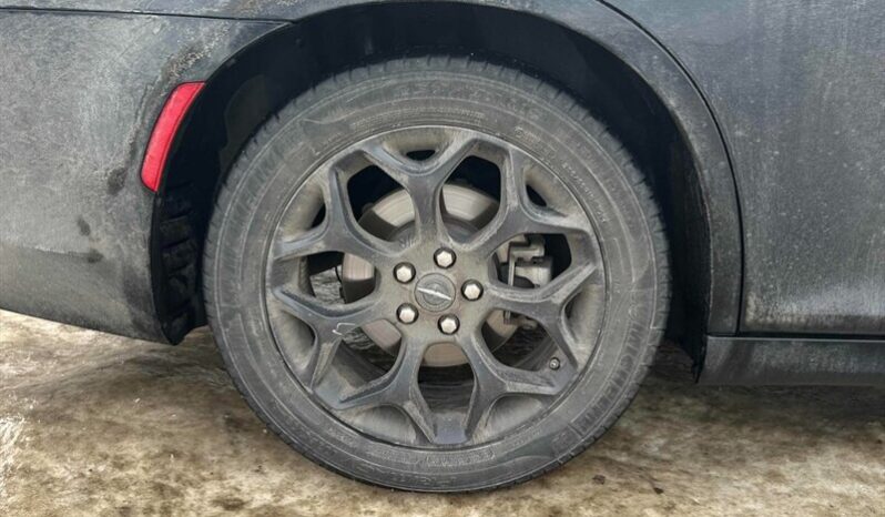 
								2023 Chrysler 300 Touring L AWD full									