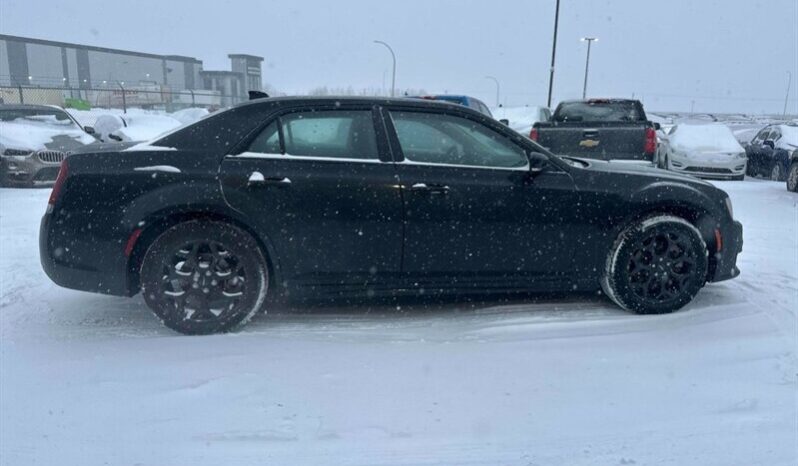
								2023 Chrysler 300 Touring L AWD full									