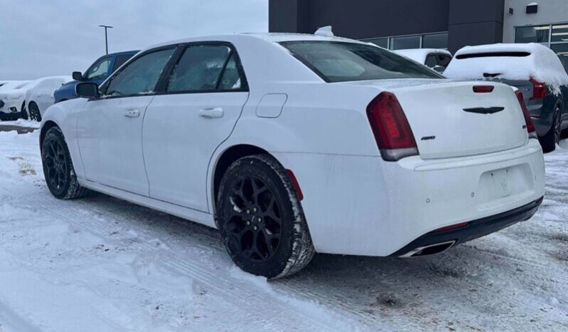 
								2023 Chrysler 300 Touring L AWD full									