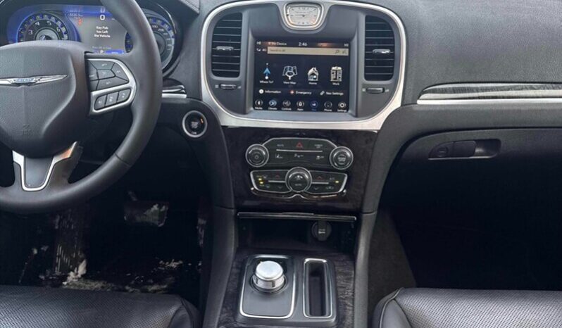 
								2023 Chrysler 300 Touring L AWD full									