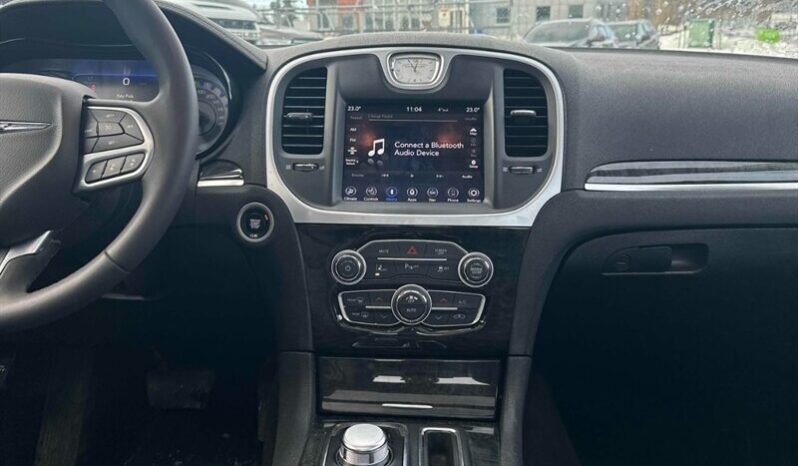 
								2023 Chrysler 300 Touring L AWD full									