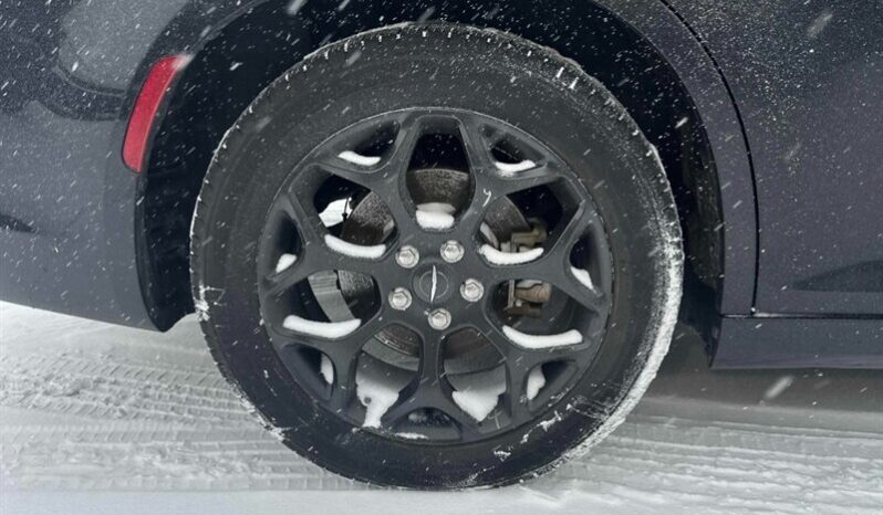 
								2023 Chrysler 300 Touring L AWD full									