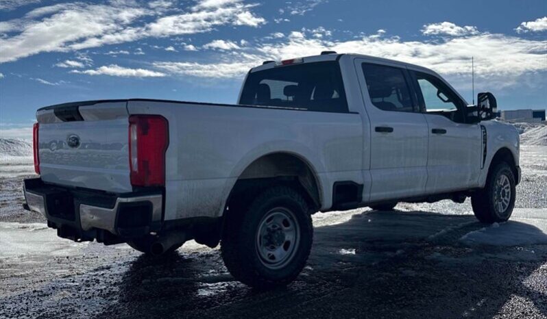 
								2023 Ford F-250 XLT Crew Cab 4×4 7.3L full									